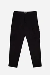 Pantalón cargo negro sin puños, de corte recto, con bolsillos laterales y traseros con solapa.