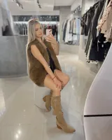 Botas texanas de caña media en gamuza color beige, con detalle de hebilla lateral y taco de madera.