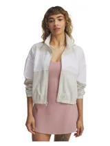 Campera deportiva Under Armour Rival Woven para mujer, de corte holgado y largo cropped. Diseño color block en blanco y gris.
