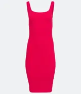 Vestido midi acanalado color celeste, con escote cuadrado y tirantes medios. Confeccionado en algodón sostenible con elastano para mayor comodidad y ajuste.