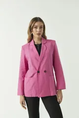 Blazer negro de algodón con bolsillos tipo cartera y cierre con botones.