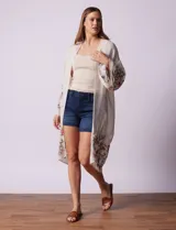 Cardigan largo color crema, de gasa bordada con motivos florales en mangas y ruedo.