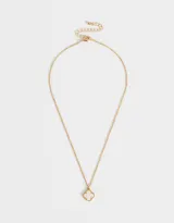 Cadena corta dorada con dije de trébol negro con borde dorado.