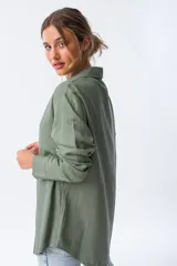 Camisa verde musgo de corte relajado, con botones frontales y mangas largas.