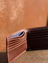 Billetera de cuero color marrón con el logo de la marca SierraMora grabado en la parte inferior.