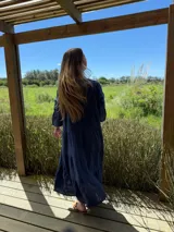 Vestido largo azul marino de lino con cuello mao, escote en V, mangas 3/4 con volados y corte escalonado. Diseño amplio y cómodo.