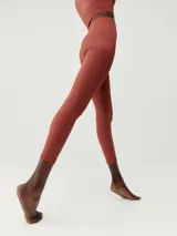 Legging deportivo largo 7/8 color verde salvia, tejido Fit_Tech con tecnología 3D y diseño texturizado que favorece la silueta. Posee cintura ancha con detalle decorativo.