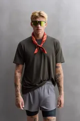 Camiseta deportiva color beige confeccionada en tejido con estructura, ligero y elástico en todas direcciones. Tiene cuello redondo, manga corta, costuras planas y logo estampado en el bajo.