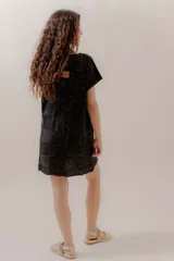 Vestido corto negro con diseño tejido en bloques, de mangas cortas y corte recto.