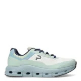 Championes negros con capellada de malla y suela con orificios.