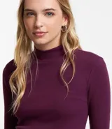 Blusa de manga larga ajustada al cuerpo, color morado oscuro, con cuello alto.