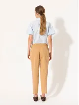Pantalón babucha color verde militar, confeccionado en tejido de punto y plano. Tiene cintura elastizada con cordón ajustable y largo al tobillo.