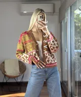 Cárdigan de punto con estampado de cebra y manchas de leopardo en tonos marrón, amarillo y rosa.