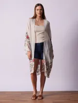 Cardigan largo color crema, de gasa bordada con motivos florales en mangas y ruedo.