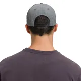 Gorra verde militar de algodón con logo de Caterpillar bordado en el frente. Tiene tira trasera ajustable con hebilla metálica y visera curva.