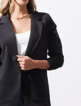 Blazer verde manzana marca Robert Louis, con cuello con solapa, abertura central con botón, bolsillos delanteros y mangas ¾ con frunce.