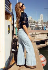 Pantalón de jean Oxford de tiro bajo, color celeste claro, con bolsillos delanteros y traseros.