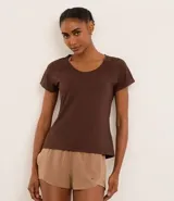 Remera deportiva marrón de microfibra, con cuello redondo, mangas cortas con laterales perforados y calce ajustado.