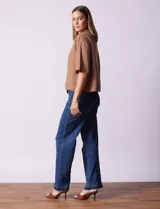 Blusa color beige de lyocell, con escote en V y detalle central en el frente.