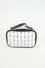 Neceser rectangular con cierre superior, estampado con flechas negras sobre fondo blanco y asa de mano negra.