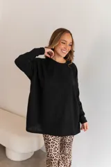 Buzo negro de viscosa, de corte amplio y mangas largas.