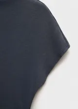 Vestido midi gris de corte ajustado, con cuello redondo y mangas cortas.