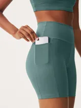 Bermuda deportiva color rosado, ajustada al cuerpo, con cintura alta y bolsillo lateral.