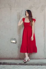 Sandalias de cuero color beige y marrón, con tiras anchas cruzadas en el empeine, puntera descubierta y tacón cuadrado de madera.