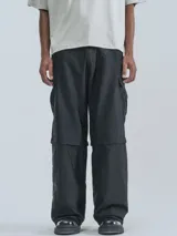 Pantalón negro tipo cargo con bolsillos laterales y corte holgado.