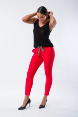 Musculosa negra de viscosa con escote en V y breteles finos.