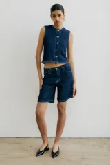 Bermuda de denim con estampado abstracto en tonos naranja, celeste y negro.