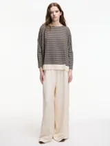 Sweater negro a rayas horizontales con cuello redondo y mangas largas ajustadas.