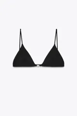 Top de bikini triangular negro con tirantes finos ajustables, forro interior y cierre frontal con gancho metálico plateado.