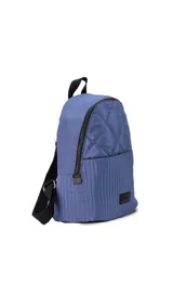 Mochila azul de tela capitoneada con bolsillo amplio al frente y asas ajustables. Incluye compartimento especial para ipad.