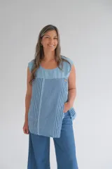 Musculosa celeste con estampado de rayas verticales en azul, cuello redondo y corte holgado.