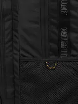 Mochila negra unisex con ribetes de cordón, compartimento principal grande con bolsillo interior forrado, logo reflectante estampado, bolsillos laterales de malla, bolsillo frontal con cremallera y panel organizador con ranuras para bolígrafos y cordón para llaves. Fabricada en poliéster ripstop reciclado.
