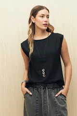 Top color beige de lino, sin mangas y corte recto.