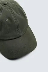 Gorra color beige de algodón con efecto lavado y visera. Ajuste en la parte posterior.