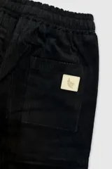Pantalón de pana negro con cintura elastizada, cordón de algodón, bolsillos laterales, bolsillo trasero y parche de Polonio.