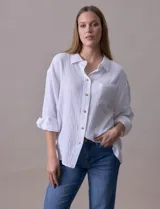 Camisa blanca de algodón marca Robert Louis, con cuello con solapa, abertura central con botones y bolsillo aplicado en el pecho. Mangas largas con largo regulable mediante presilla y botón.