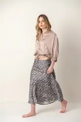 Pollera midi con estampado abstracto en tonos marrones y celestes.