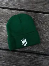 Gorro de lana verde con logo bordado en blanco.