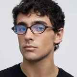 Lentes blueblocker con montura ovalada color carey y lentes transparentes CR39. Protegen de la luz azul y los rayos UV400. Fabricados con material bio-based G850.