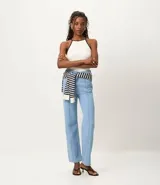 Pantalón de jean de tiro alto, corte recto y color celeste claro, con costura aparente central en ambas piernas.