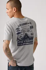 Remera gris de manga corta con cuello redondo y logo ovalado de Levi's estampado en el pecho.