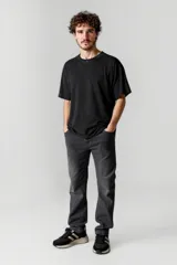 Remera negra con cuello redondo y mangas cortas, de corte recto y estilo casual.