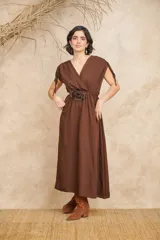 Vestido midi marrón de crepé bubblé con escote en V, mangas cortas con lazos y cinturón con adorno de flor de strass.