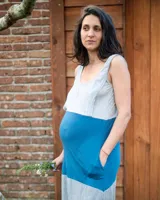 Vestido de maternidad y lactancia color gris y azul, confeccionado en viscosa elastizada. Tiene calce clásico, aperturas laterales para facilitar la lactancia y bolsillos a los costados.
