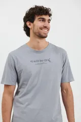 Remera azul oscuro de corte recto y manga corta, con estampado frontal de texto en color gris.