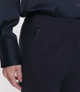 Pantalón de vestir color verde claro, de corte recto, con bolsillos laterales y traseros.